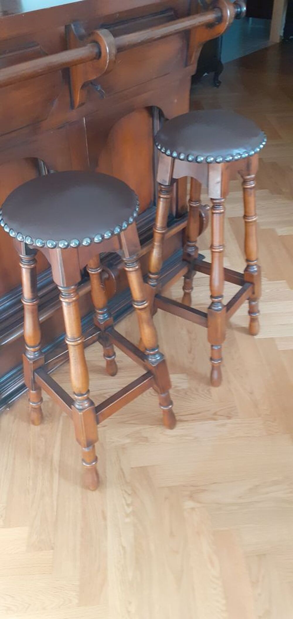 BAR D'APPARTEMENT EN ACCAJOU MASSIR AVEC CHAISES BAR INCLUS Meubles