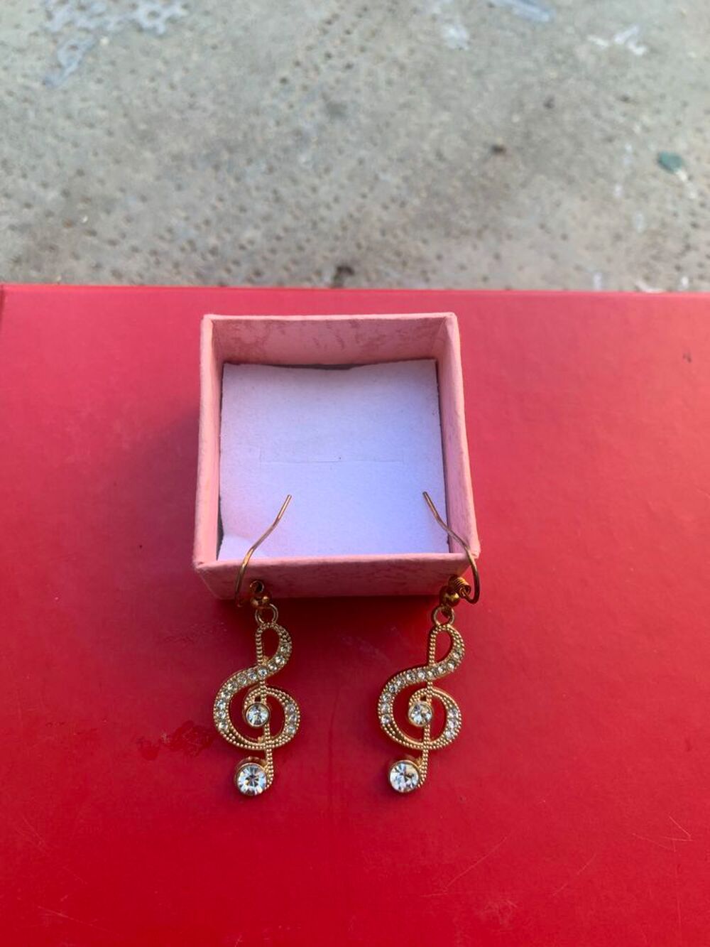 Boucles d'oreilles pendentif en forme de cle de sol dor&eacute; incrust&eacute; de strass scintillant Bijoux et montres