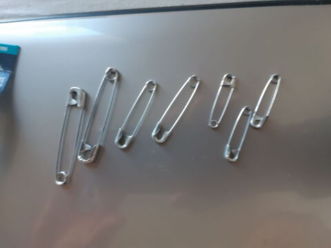 Lot de 7 �pingles � nourrice neuves 2 Montb�liard (25)