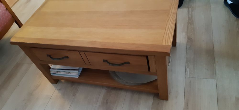 Table basse en ch&ecirc;ne massif en tr&egrave;s bon &eacute;tat avec tiroir 
Meubles