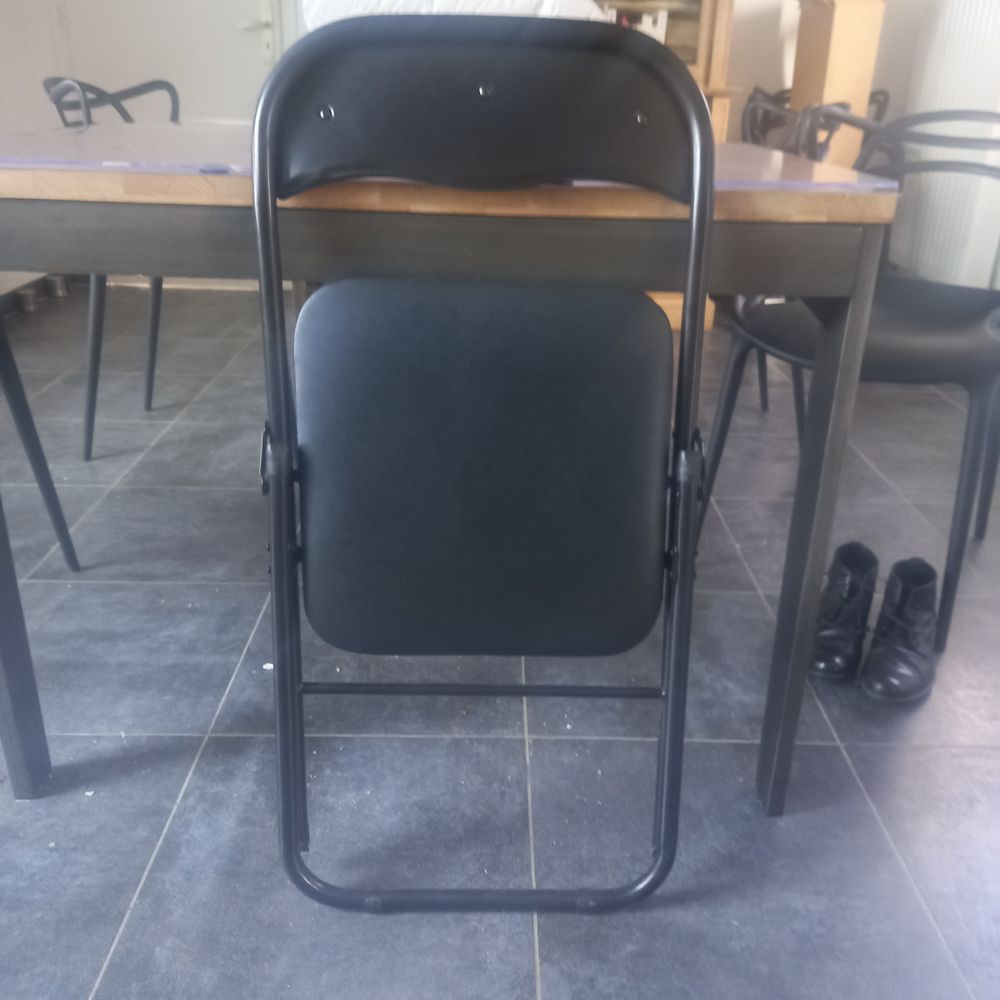 Lot de 12 Chaises pliantes noires, &eacute;tat neuf. Meubles