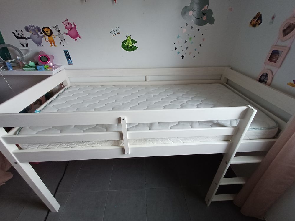 Lit sur&eacute;lev&eacute; blanc + matelas Mobilier enfants