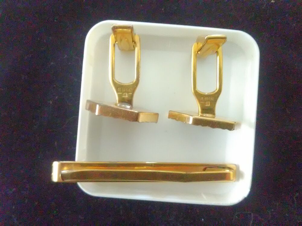 Boutons de Manchettes et Barette de Cravate / l'ensemble Bijoux et montres
