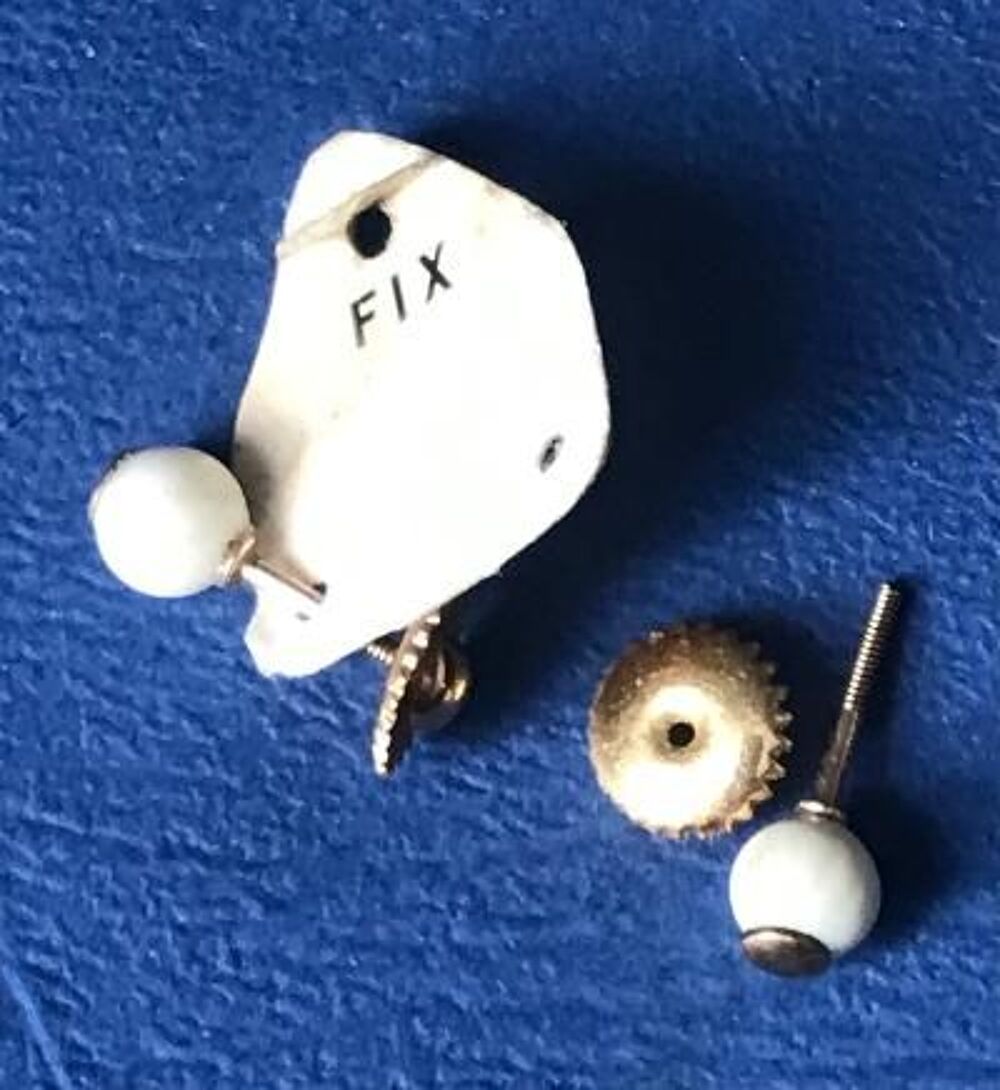 Anciennes Boucles oreilles en plaqu&eacute; OR Fix perle ivoire Bijoux et montres