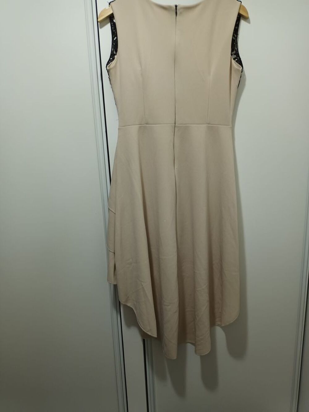 Robe beige NEUF avec dentelle noir Vêtements