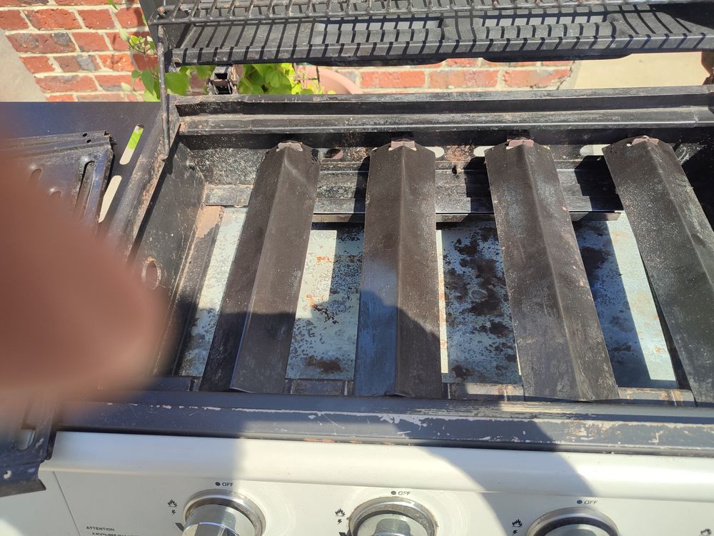 Barbecue &agrave; gaz avec 4 br&ucirc;leurs et tablettes lat&eacute;rales Jardin