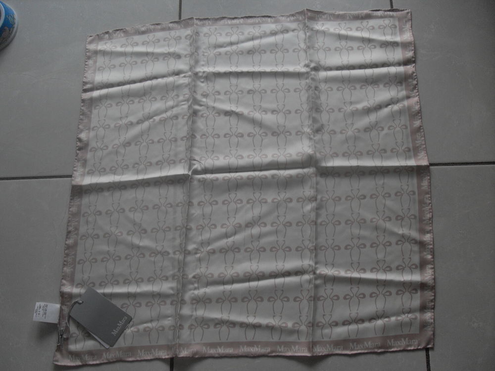 Superbe foulard de marque Vêtements