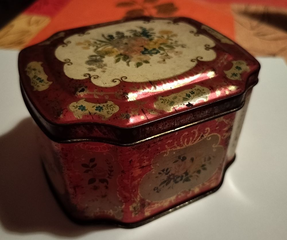 Rare boite &agrave; th&eacute; CAMEL m&eacute;tal motifs fleuris, ans 50 ou avant 