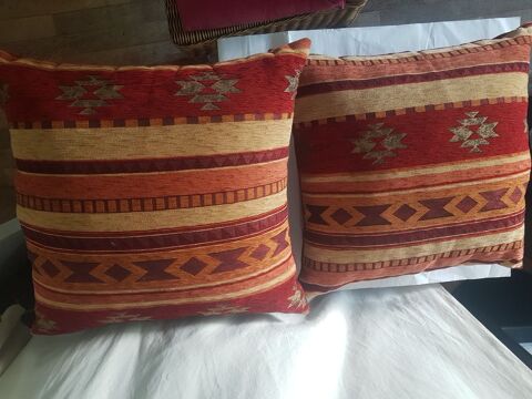 COUSSIN(s) EN TISSU MULTI COULEURS _MAINTIEN CONFORTABLE/TRE 25 Paris 20 (75)