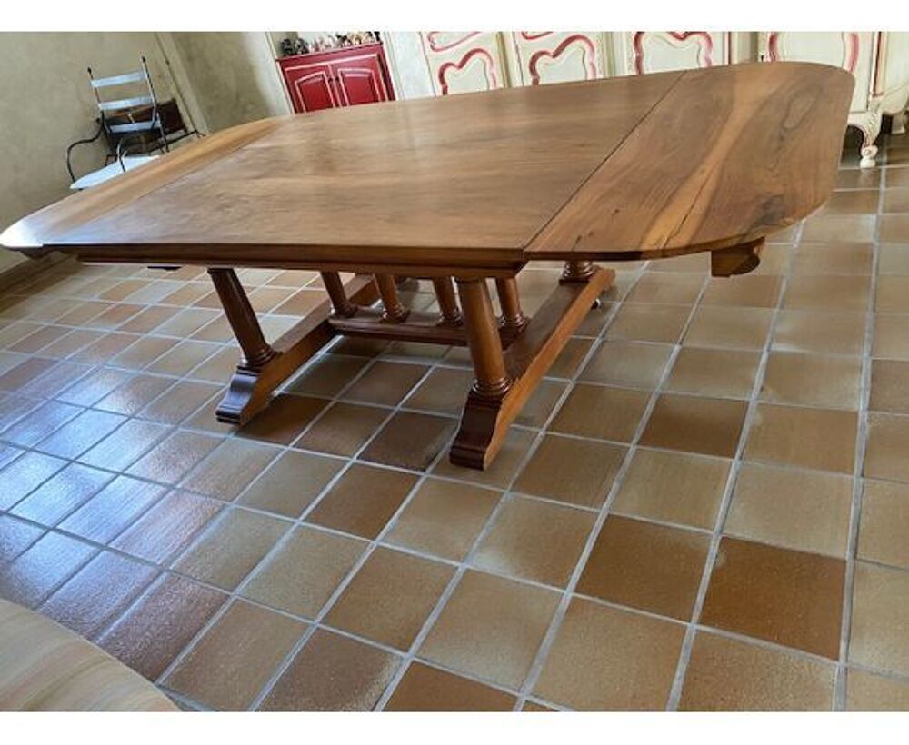 tr&eacute;s grande table en noyer massif Meubles