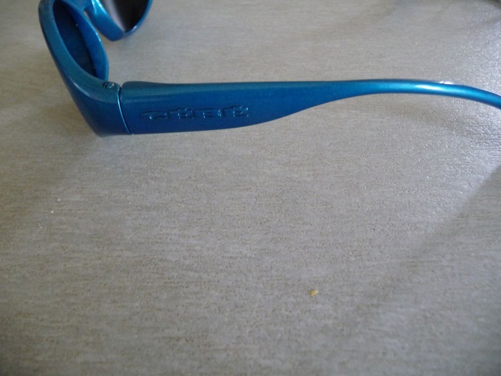 Lunettes de soleil enfant marque CEBE avec &eacute;tui et cordon Sports