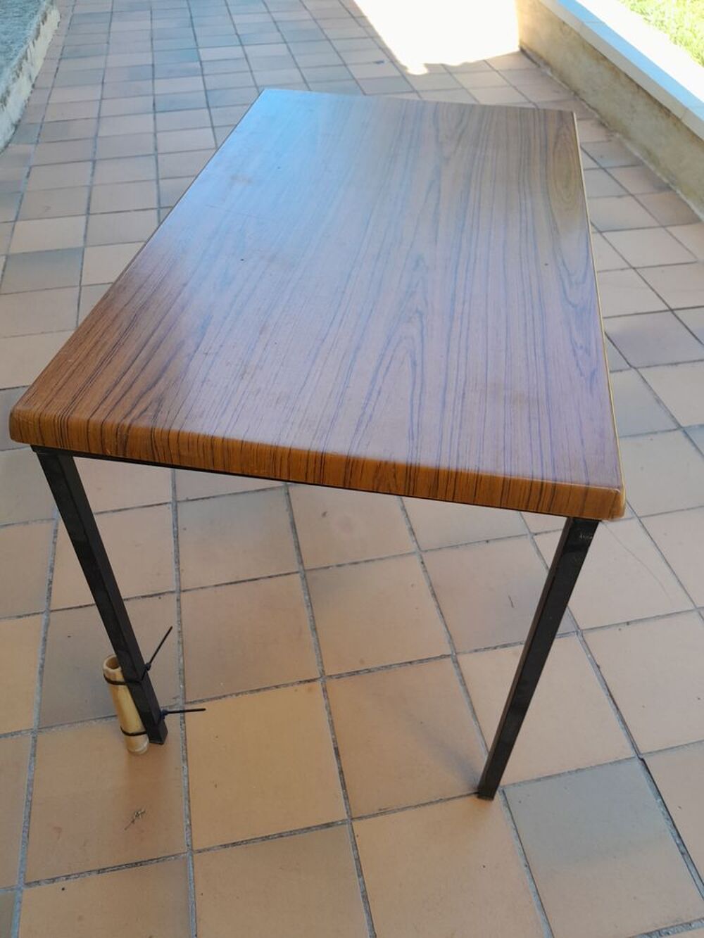 table avec pied porte parasol.
Meubles