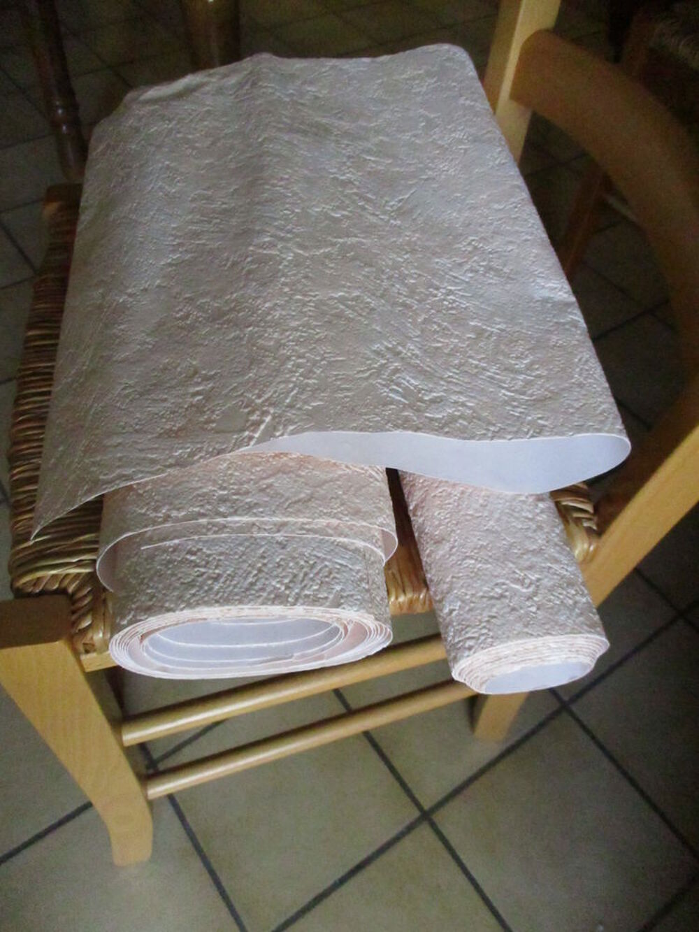 Tapisserie l&eacute;g&egrave;rement gaufr&eacute; rose Bricolage