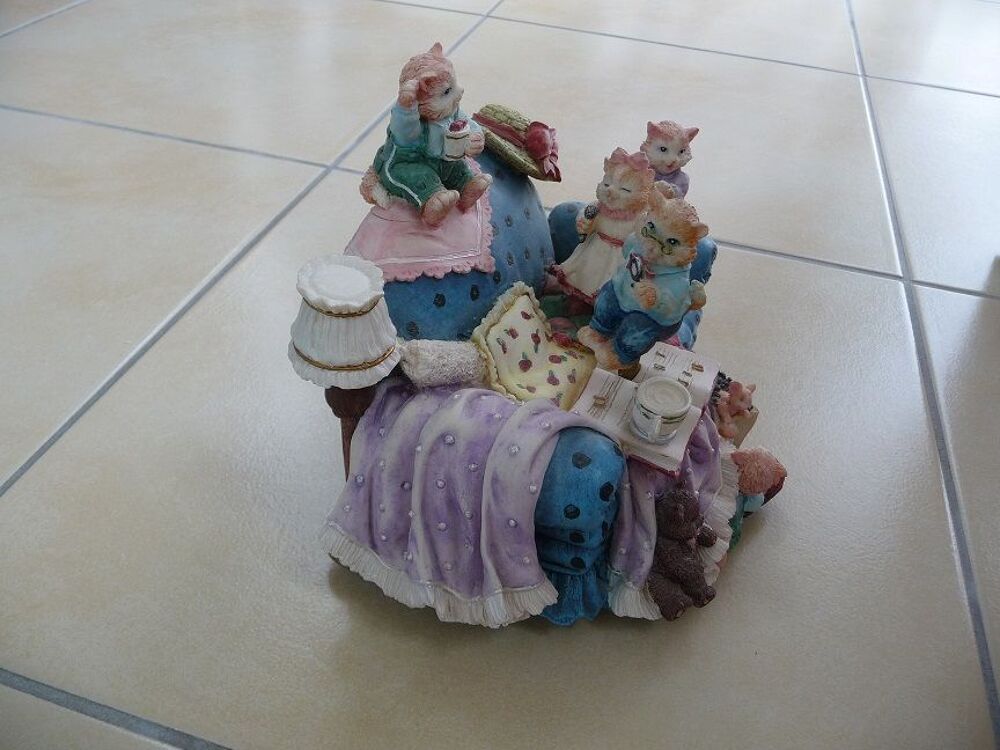 Boite &agrave; musique petits chats sur un canap&eacute; - quasi neuve Décoration