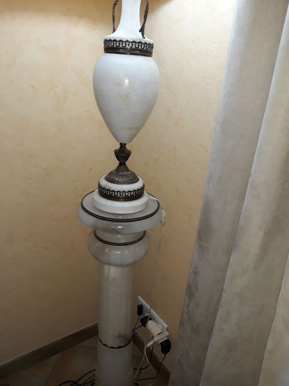 colonne et lampe alb&acirc;tre Décoration