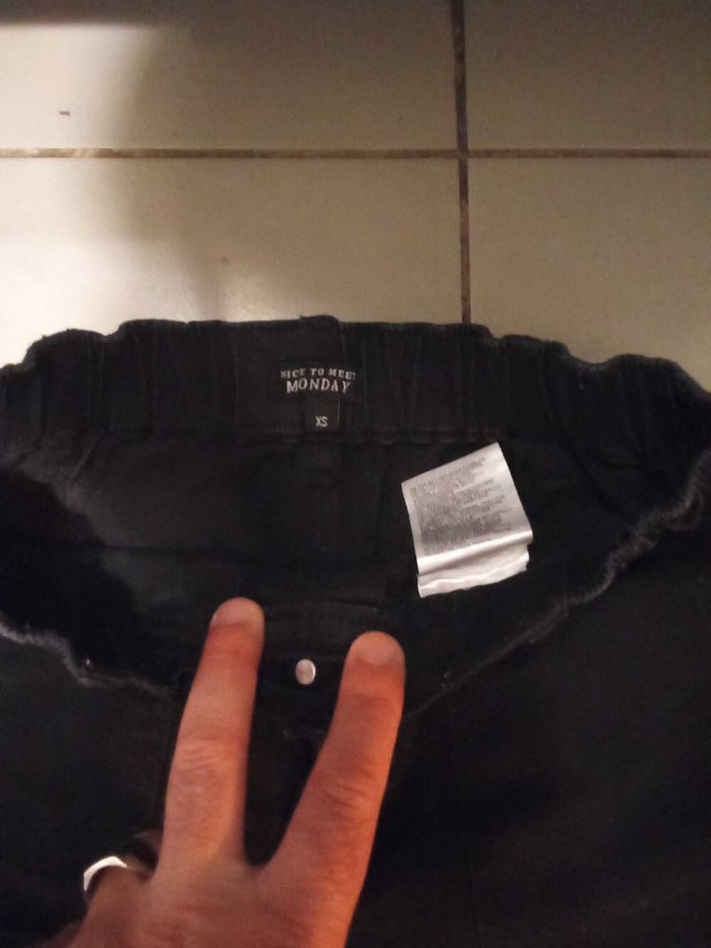 PANTALON DE " MARQUE MONDAY ET DE COULEUR NOIR DE TAILLE XS ". Vêtements