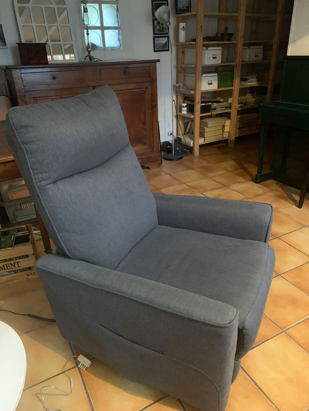 A SAISIR FAUTEUIL ELECTRIQUE DE RELAXATION GRIS ETAT NEUF Meubles