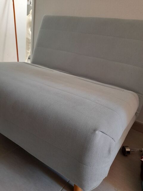 Chauffeuse convertible 1 place.
50 Arles (13)