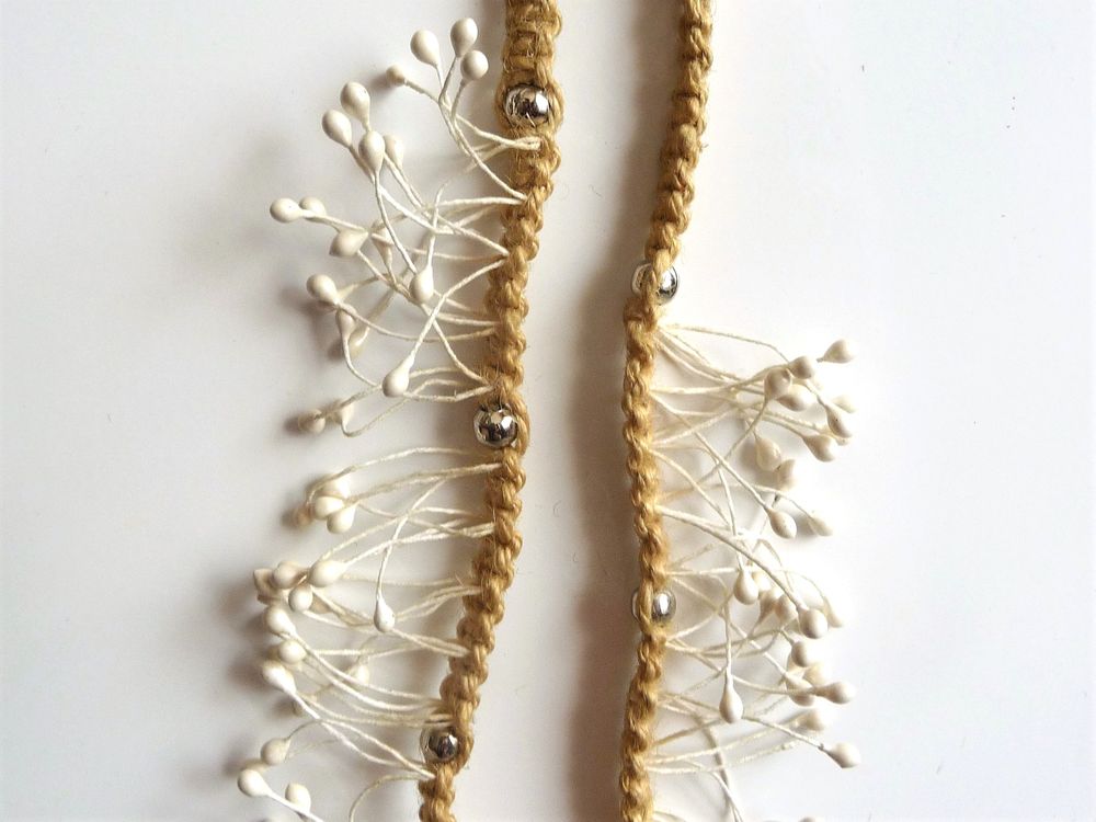 Collier Beige avec ses Fines Brindilles Blanches- Neuf Bijoux et montres