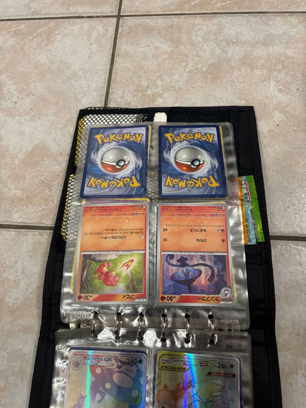 Classeur Pok&eacute;mon complet €" Lot de cartes GX/V/Holo dont Full Art Rainbow (Reshiram Zekrom, Rafflesia, Cancrelove) 