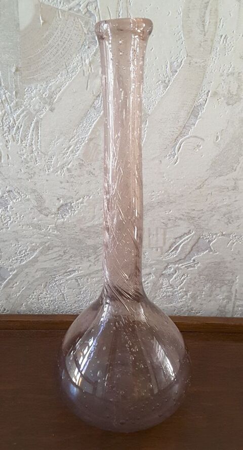 Soliflore en verre soufflé rose signé BIOT 30 Limoges (87)