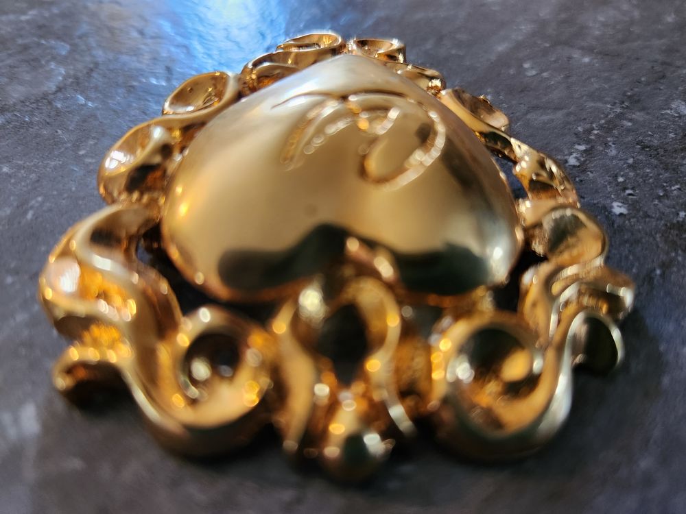 Broche coeur CL dor&eacute;e arabesque Christian LACROIX Bijoux et montres