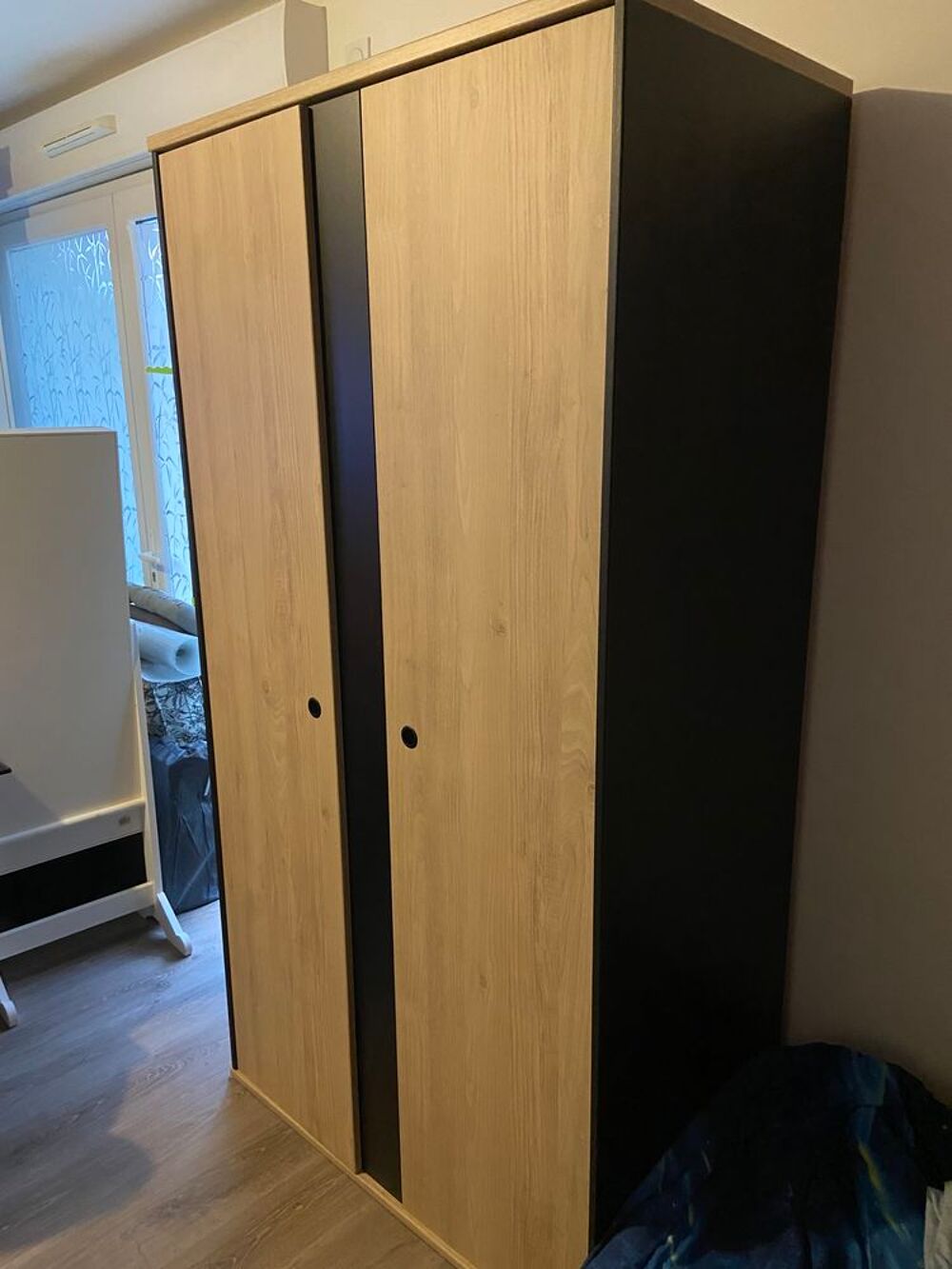 Armoire 2 portes penderie et &eacute;tag&egrave;res ch&acirc;taigne noire But tr&egrave;s bon &eacute;tat Meubles