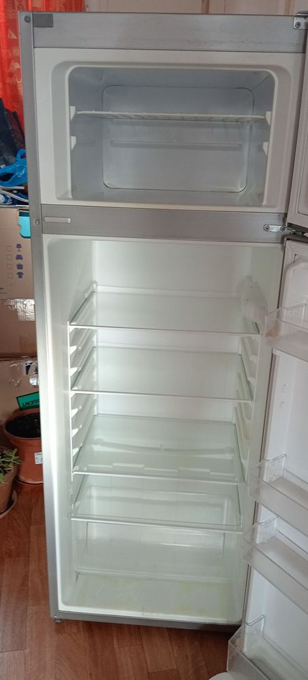 Combin&eacute; frigo avec partie cong&eacute;lateur au-dessus Electrom�nager
