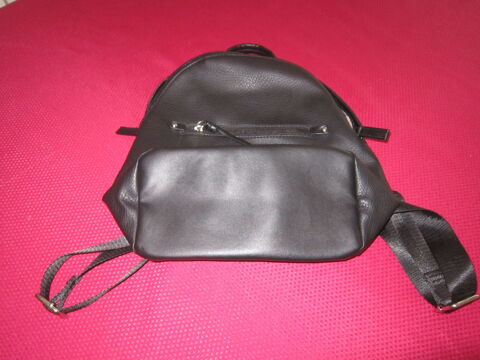 Un sac � dos couleur noire 15 Brignais (69)