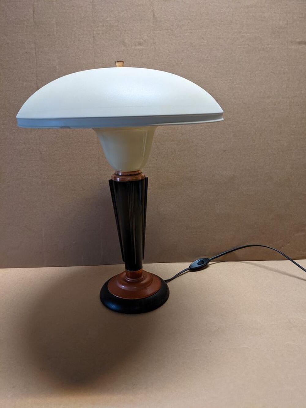 LAMPE JUMO 320 Bak&eacute;lite et PATINE cr&egrave;me. Ancienne lampe de b Décoration