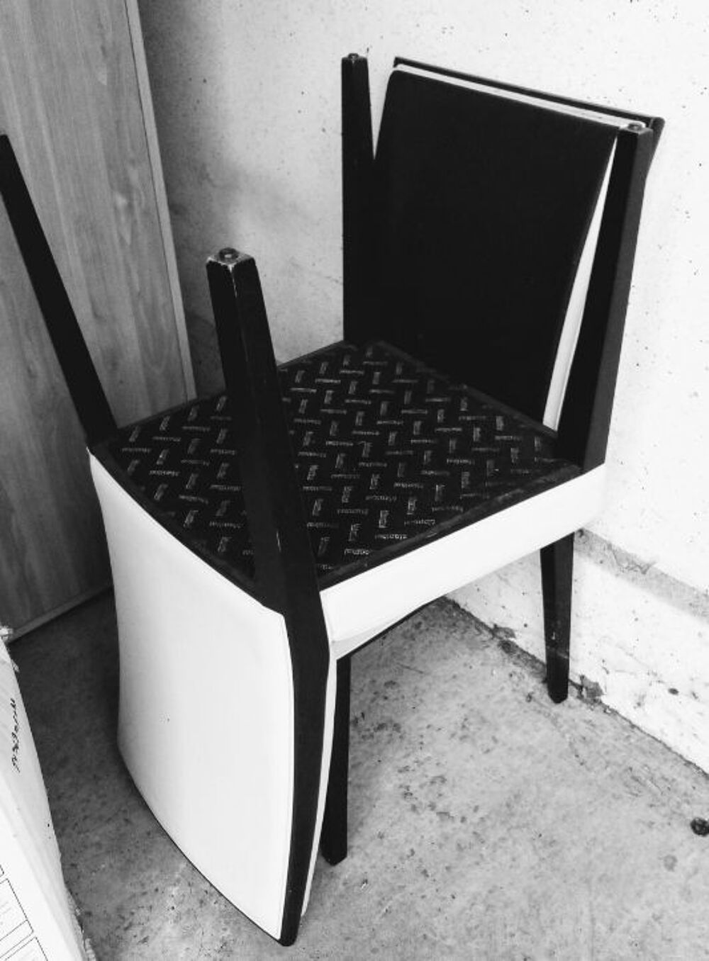 QUATRE BELLES CHAISES BICOLORES POUR SALLE A MANGER Meubles