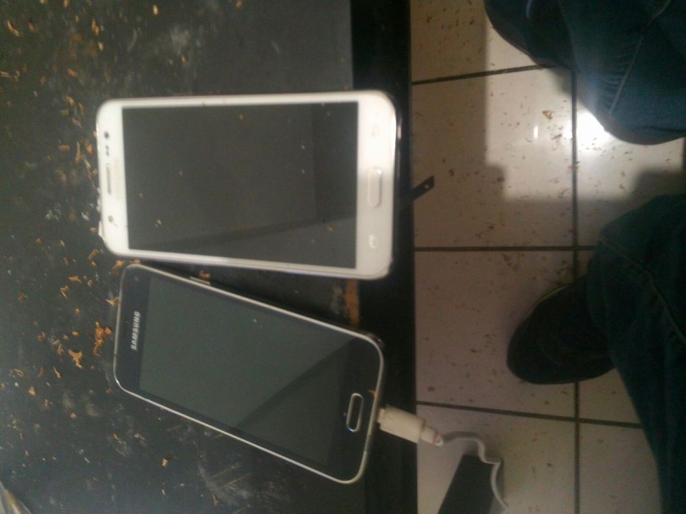 telephone samsung galaxy j5et s5mini plus lot de 120 cd Téléphones et tablettes