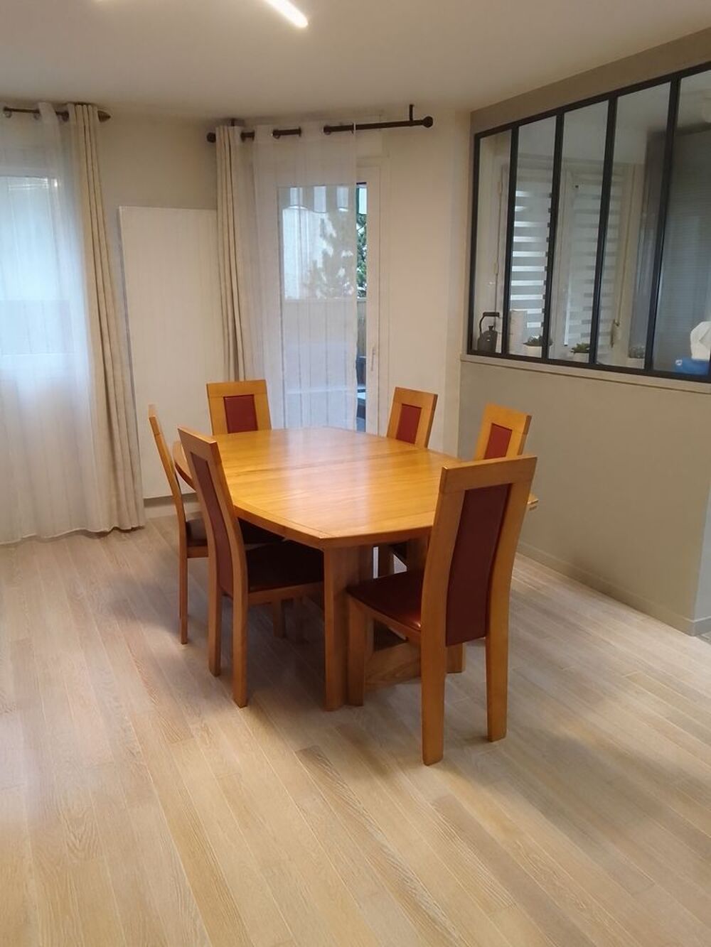Ensemble salle &agrave; manger table et 6 chaises en parfait &eacute;tat Meubles