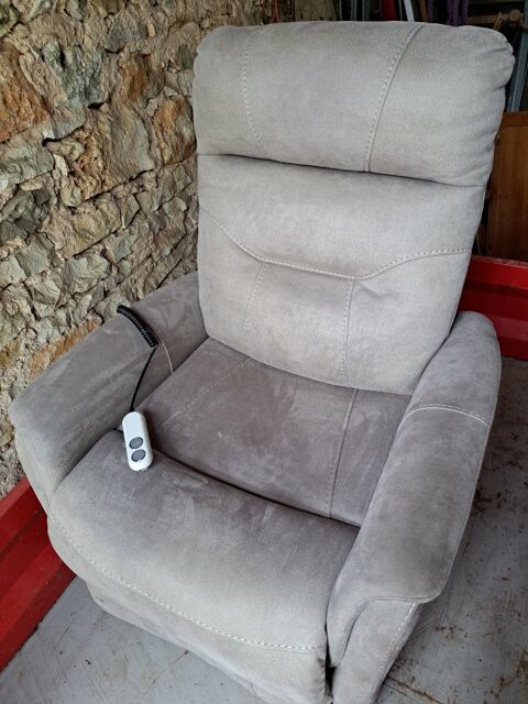 FAUTEUIL T�L�COMMAND� ETAT NEUF INCLINABLE et relevable 130 Ajat (24)