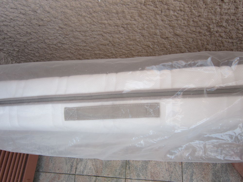 Un matelas 0.90 cm x 200 cm et ses accessoires Meubles