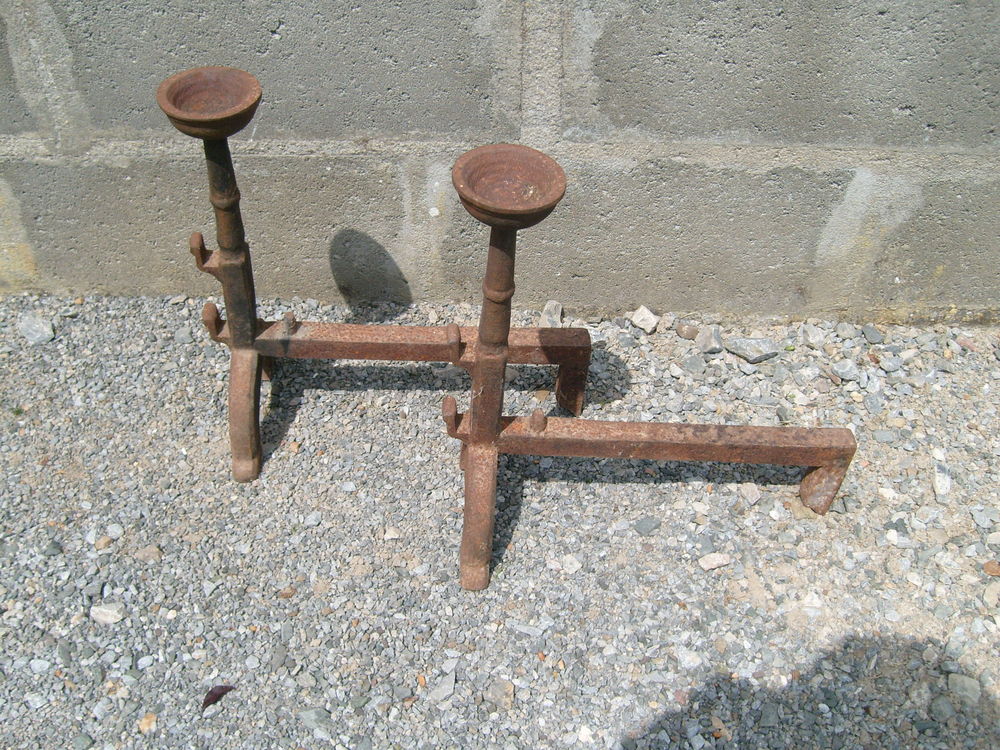 Une paire de chenets anciens, en fonte Décoration