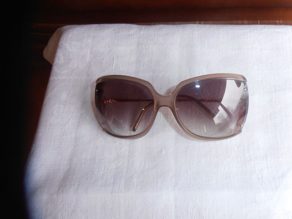 Paire de lunettes solaires inscription GUESS (27) Maroquinerie