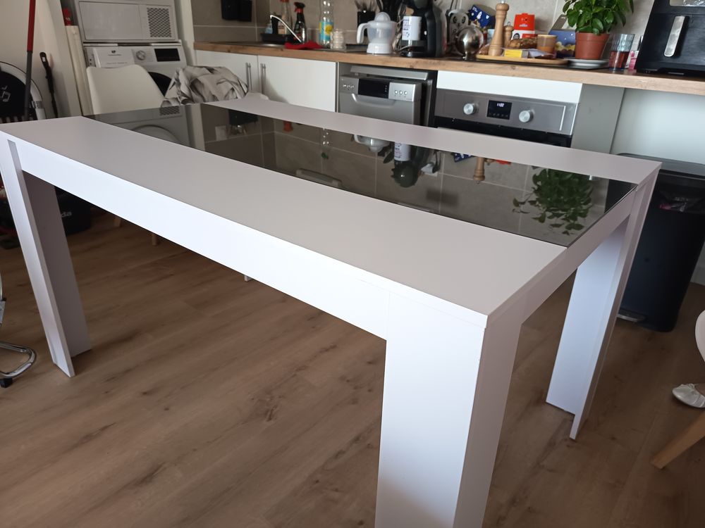 Table + 4 chaises &eacute;tat neuf Meubles