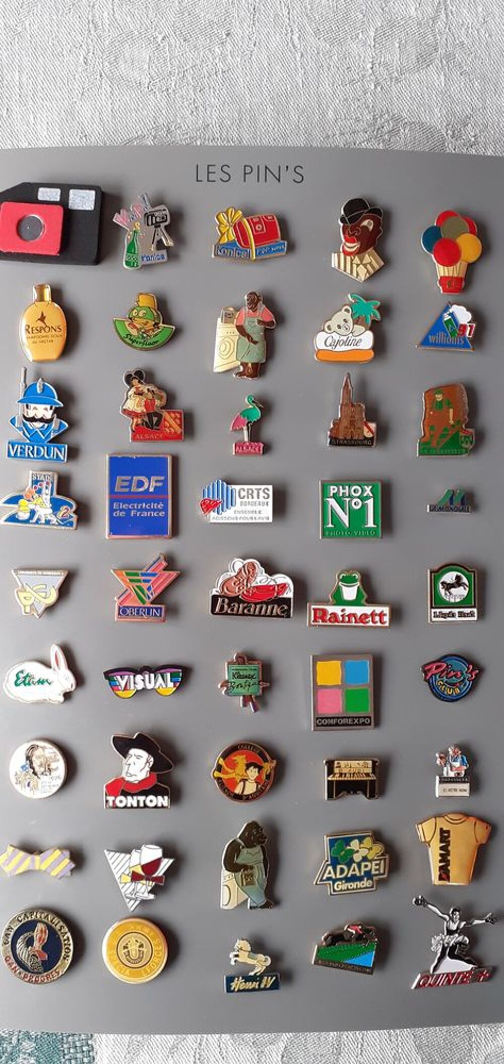 Lot de 130 &eacute;pinglettes Pin's dans classeur divers th&egrave;mes 