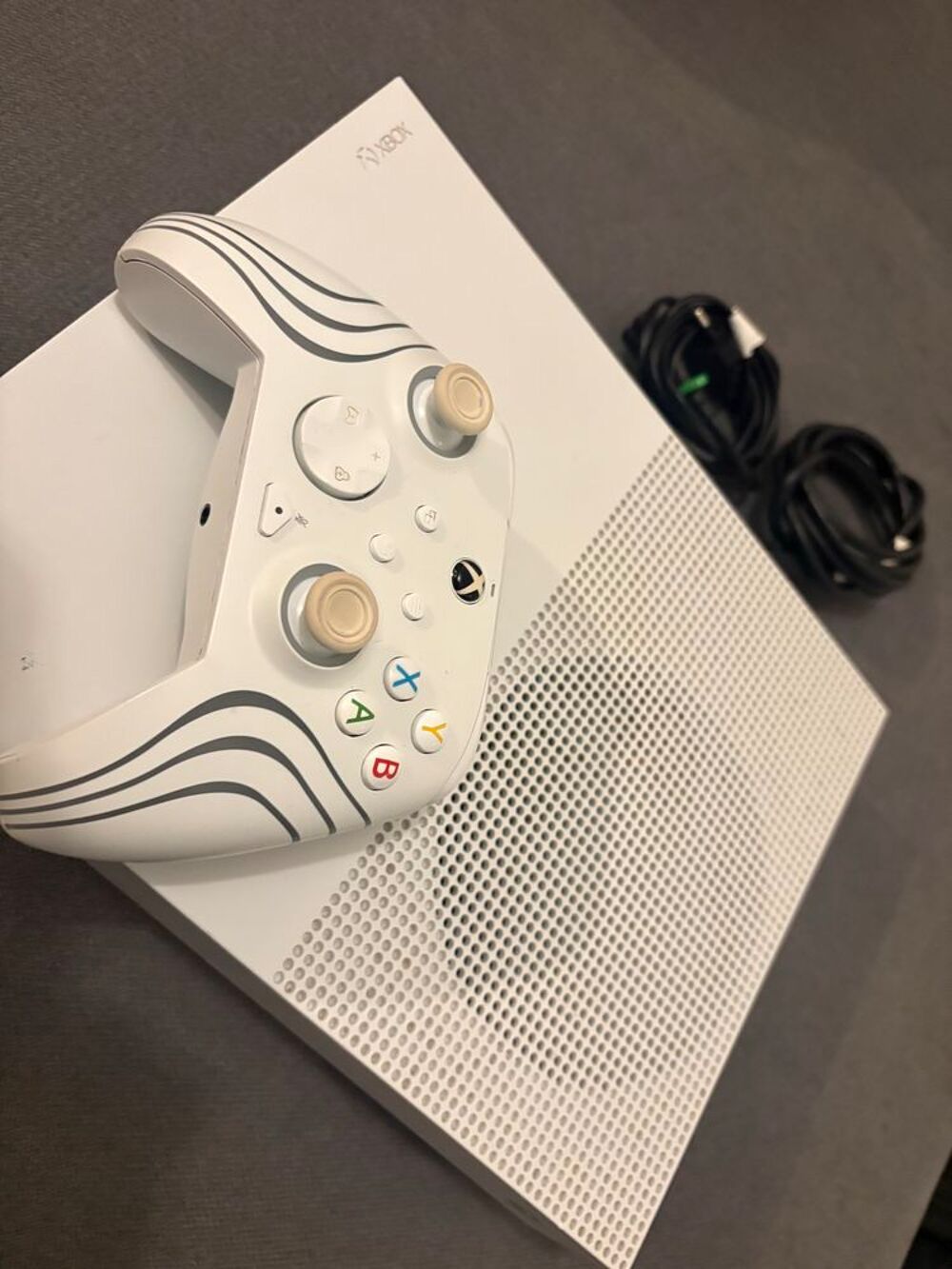 Xbox One S + manette &agrave; palettes + c&agrave;&cent;bles Consoles et jeux vidéos