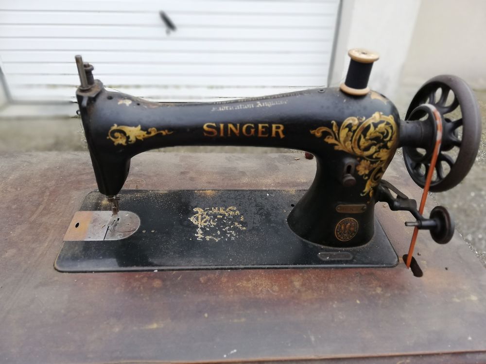 Machine &agrave; coudre Singer &agrave; p&eacute;dale sur table de 1916 Meubles