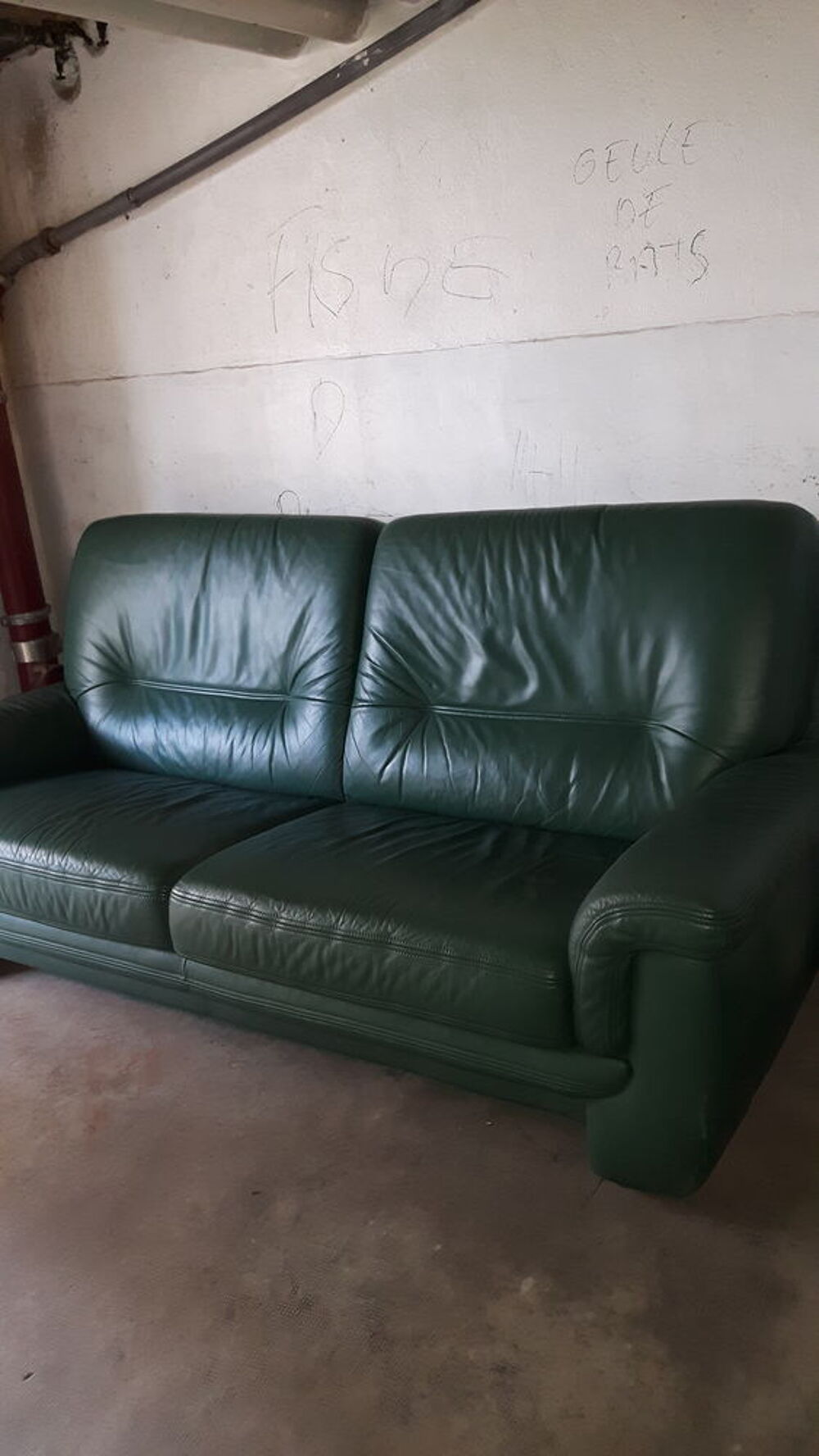 Vend canap&eacute; cuir vert.3places 50e &agrave; d&eacute;battre Meubles