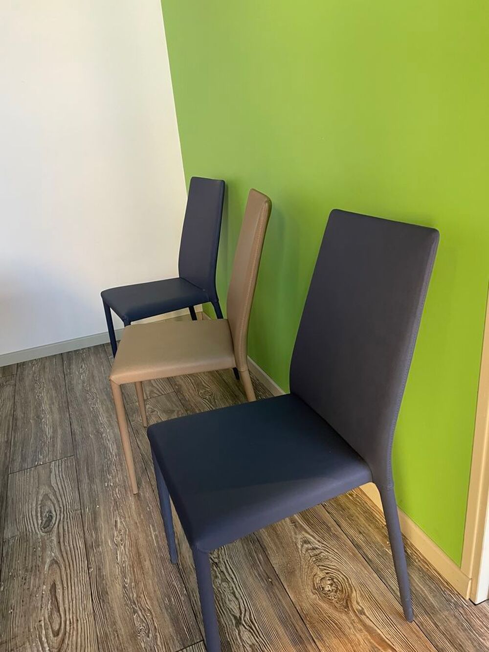 table plateau bois clair et 8 chaises Meubles