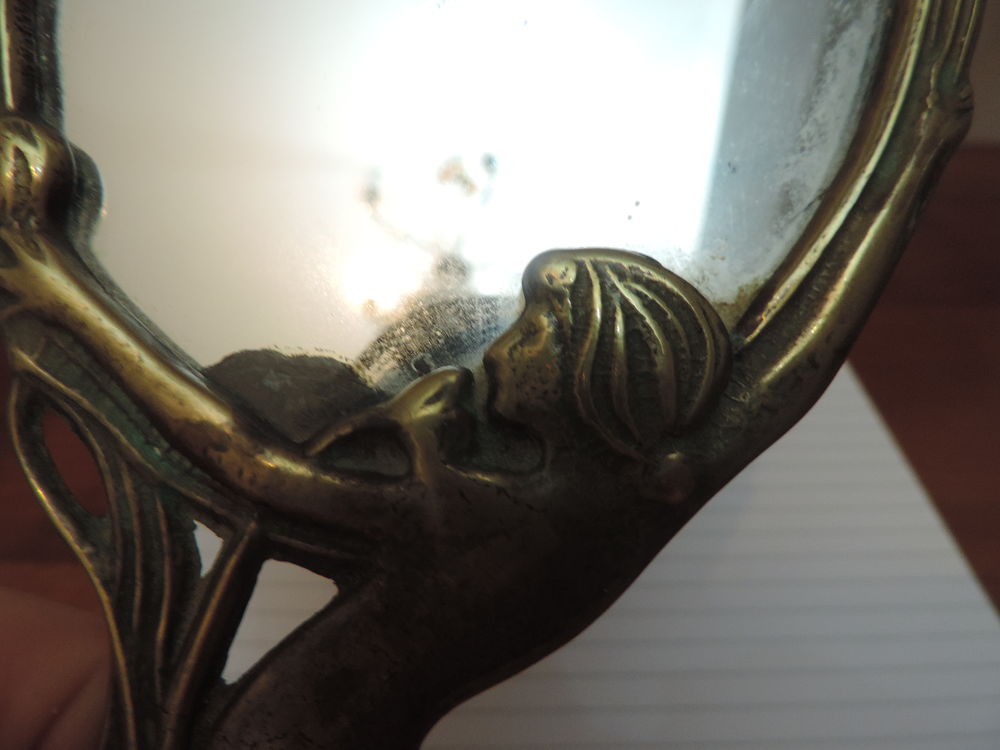 MIROIR A MAIN ANCIEN EN LAITON DE FORME OVALE - 