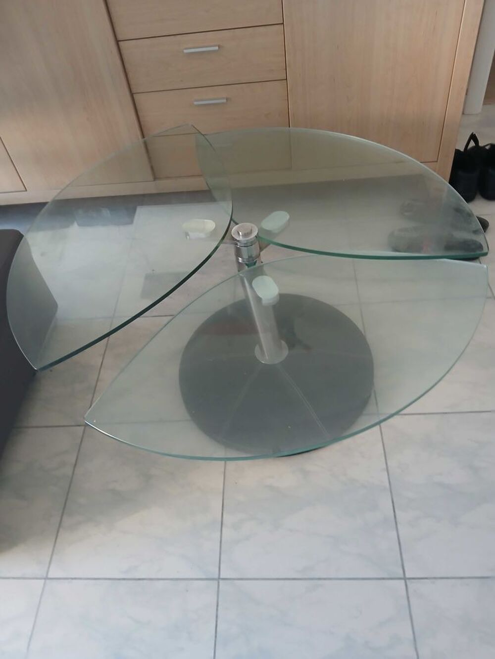 table de salon en verre. 3 plateaux qui se d&eacute;plient. 90cm&agrave;-56&agrave;-46. ouverte. 106cm.ep 11mm.etat neuf. valeur800% vendue 250€. Meubles