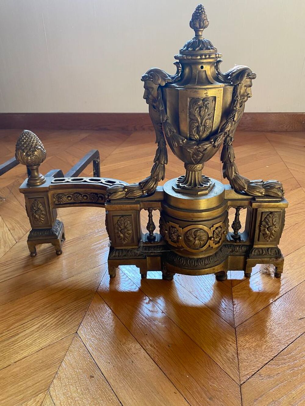 Tr&egrave;s beaux chenets de chemin&eacute;e en bronze Décoration