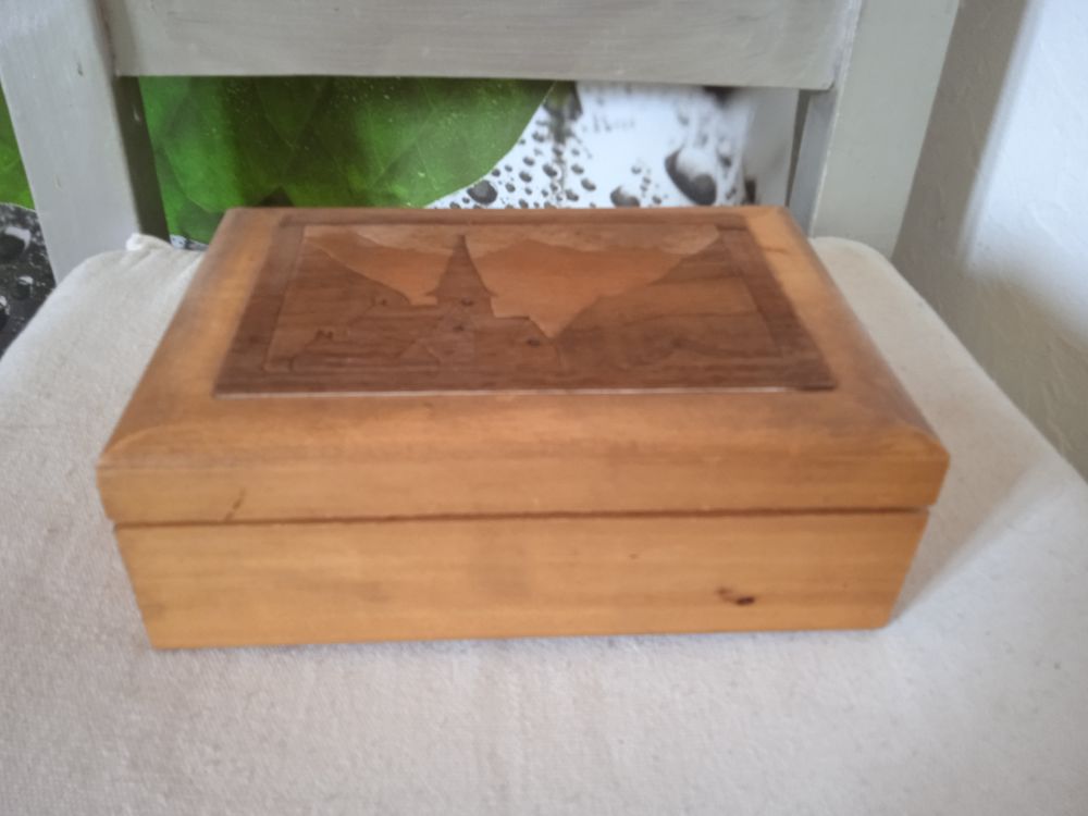 Boite en bois
Village du Jura
Excellent etat Bricolage