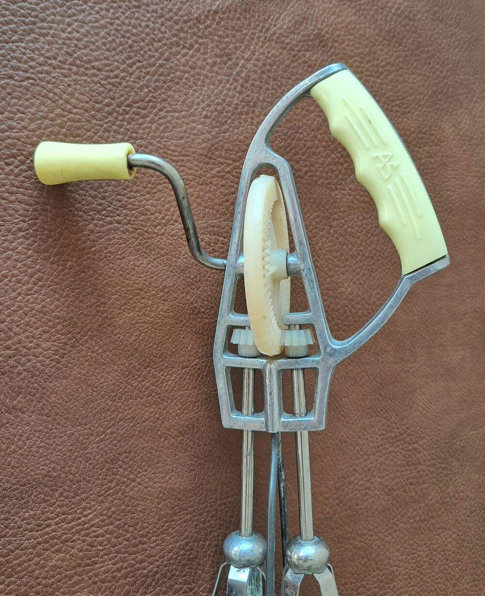 
batteur fouet manuel vintage marque as en inox Cuisine