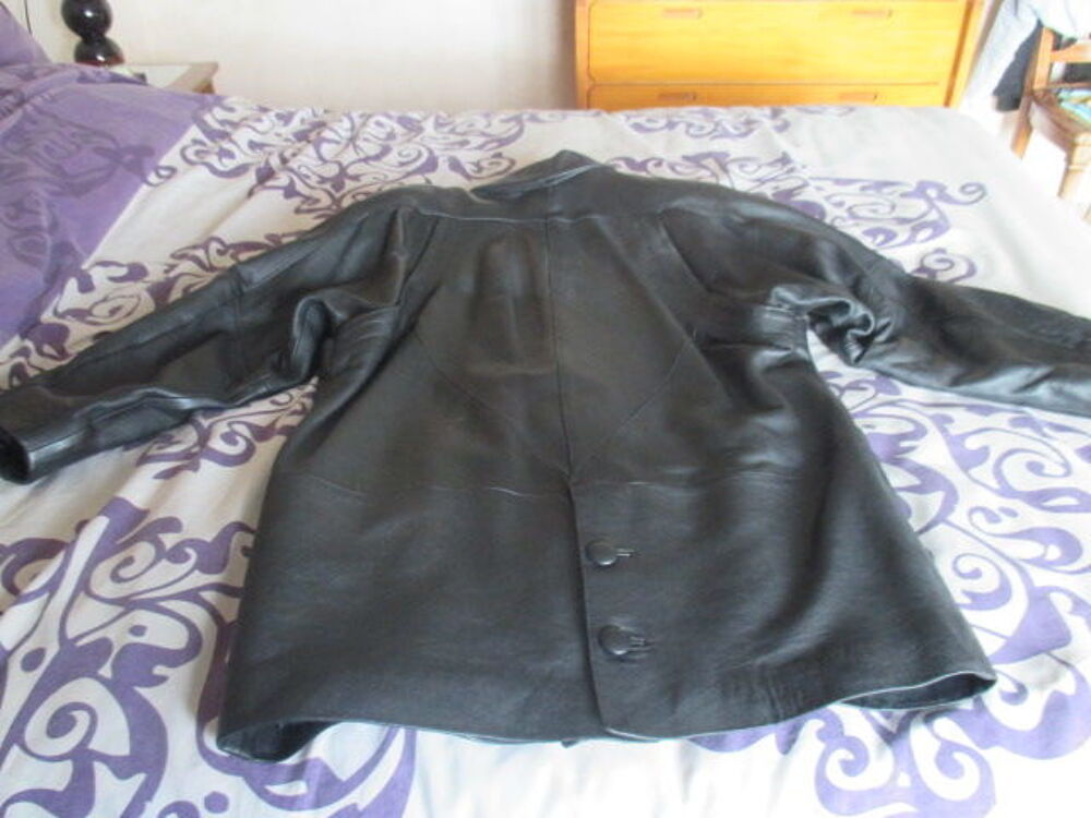 TRES BELLE VESTE FEMME EN CUIR NOIR . Vêtements