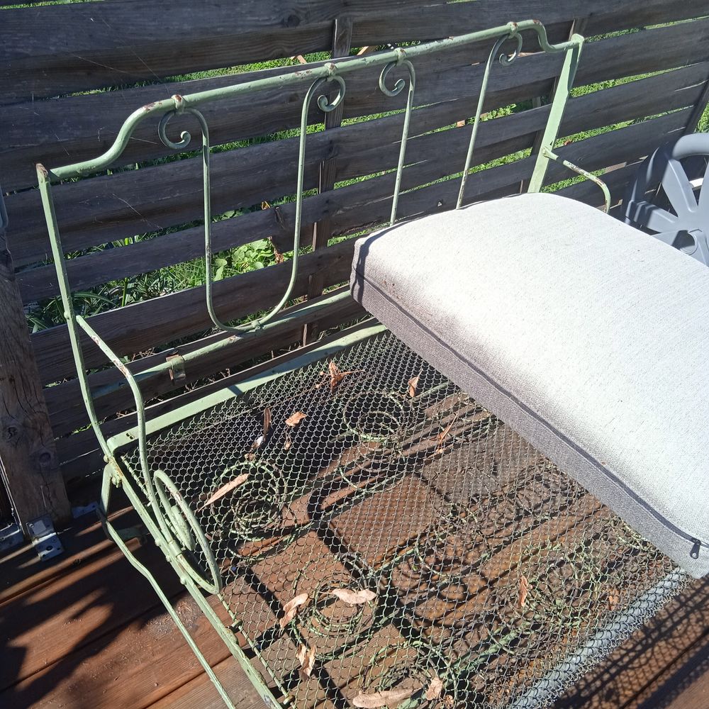Banquette de jardin en fer, sommier ressorts coussins gris, Jardin